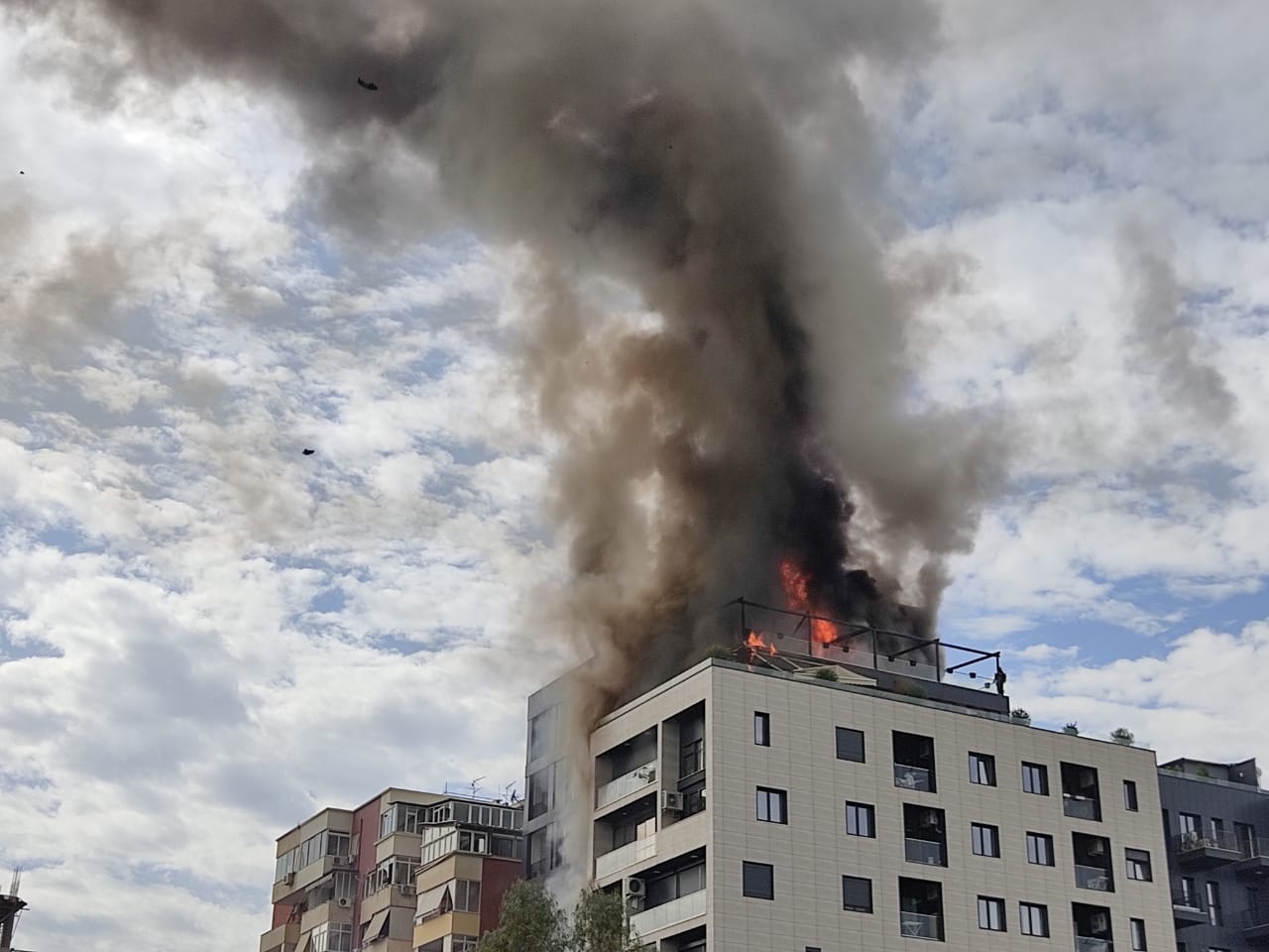 Zjarr pallat Tiranë pranë QSUT-së 14 Prill 2026