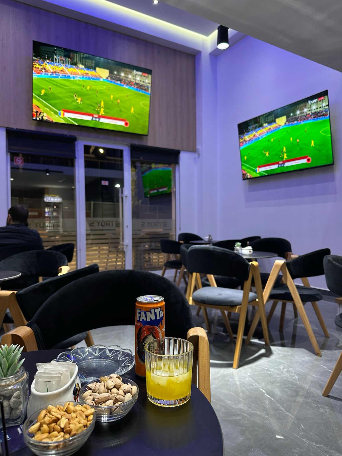 TROY'S COFFEE BAR – BAR, BILIARDO, PLAYSTATION DHE LAVAZH NË TIRANË – foto 4